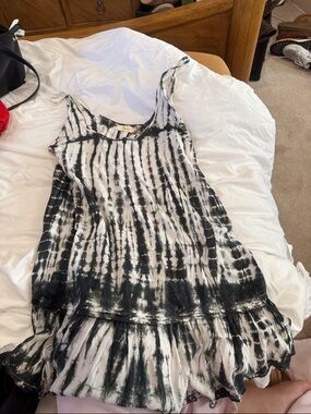 skemo beach Women’s Black and White Tie-Dye Sleeveless Ruffle Dress